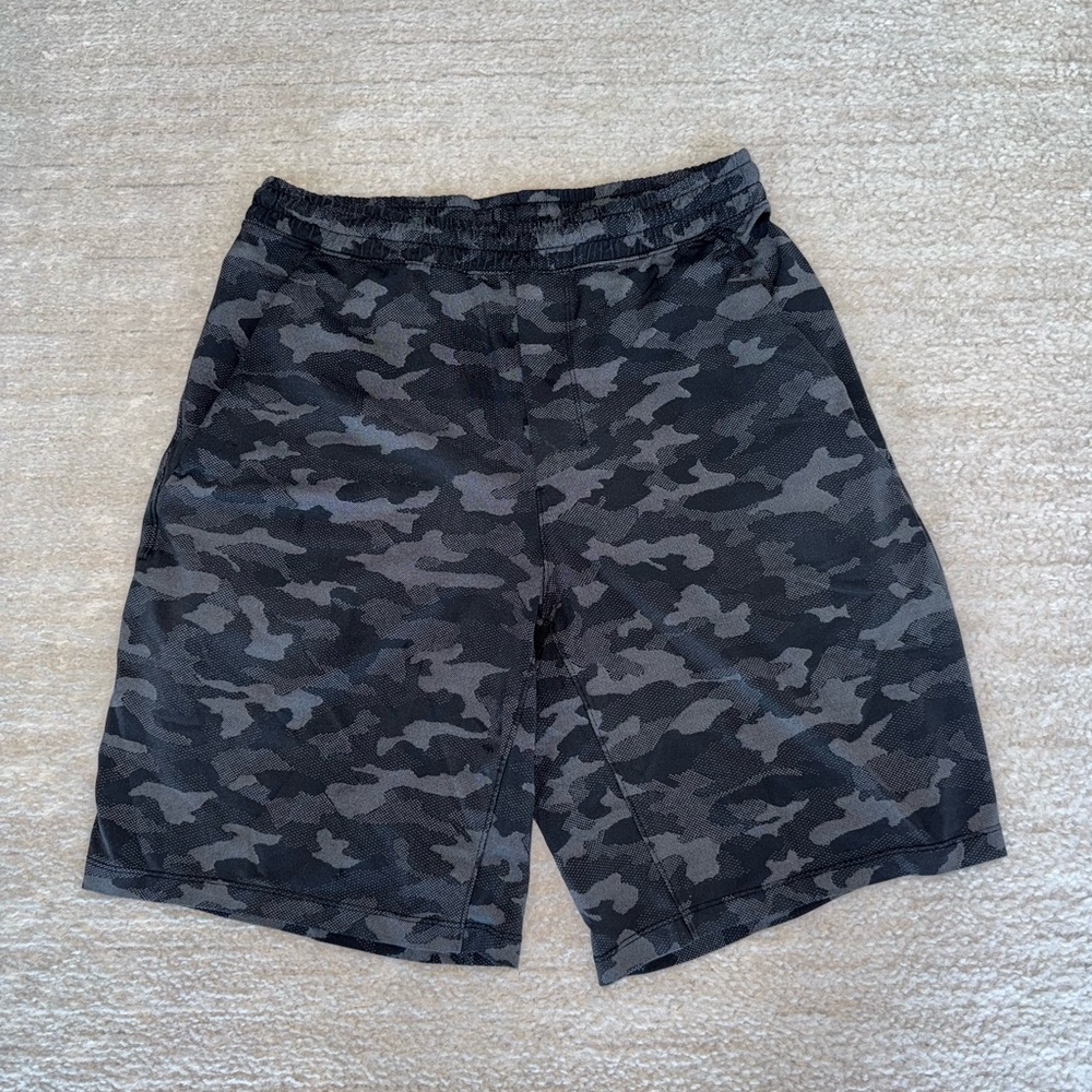 Lululemon men’s pace breaker shorts size M 9” camo pattern